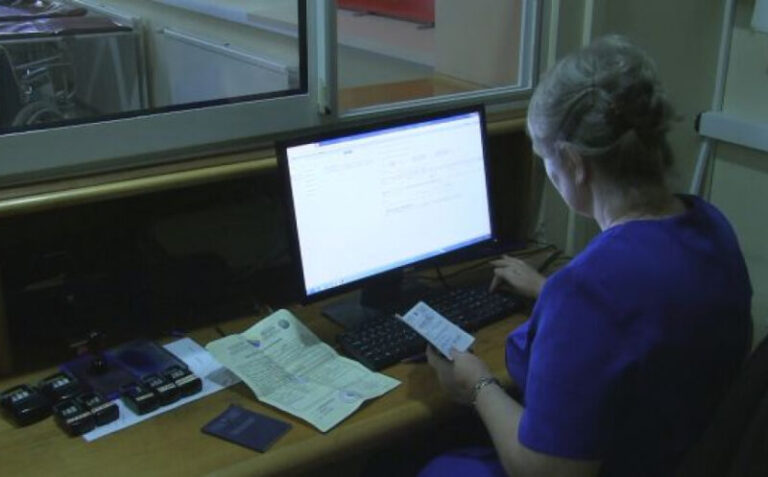 Drama na Infektivnoj klinici: Povrijeđena medicinska sestra, mladić razbio staklo na šalteru