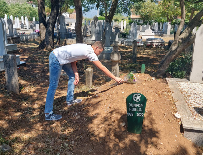Nakon gnusnog čina: Mladić se izvinio i položio cvijeće na mezar Hurije Dumpor