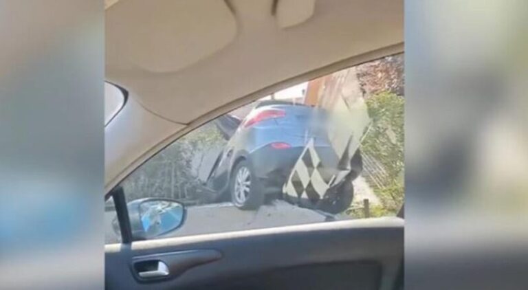 Automobilom uletio u dvorište kuće