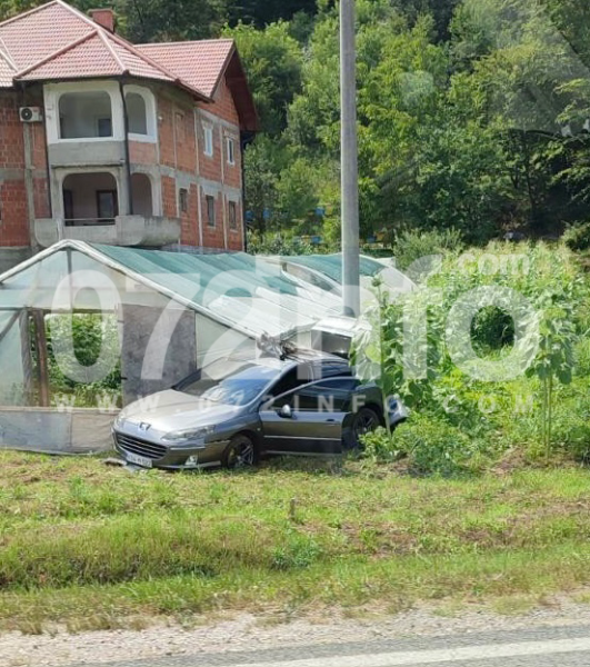 NESREĆA NA M-17: Automobil završio u plasetniku