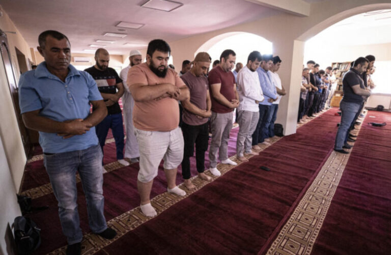 U jeku rata Ukrajinci klanjali Bajram-namaz u Islamskom kulturnom centru