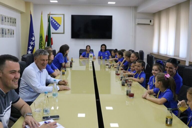 Gradonačelnik Kasumović ugostio članove Plesne akademije “Victory”
