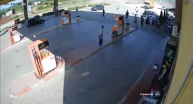 Scene u BiH kao iz filma: Škripa kočnica, jak udarac, oblak prašine, troje povrijeđenih (VIDEO)
