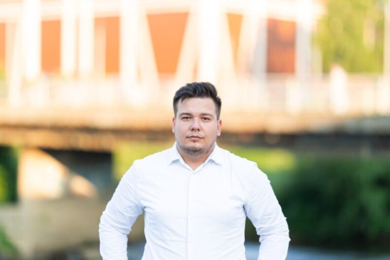 Dosta priče Bakire, nećemo mijenjati mlade nego vas!