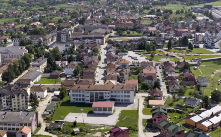 Skandalozno: Bratuncem se sinoć orila fašistička pjesma “Ne volim te Alija” 