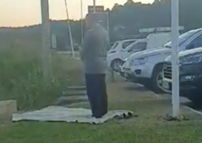 Muškarac obavlja svoju vjersku dužnost na odmorištu benzinske pumpe u Doboju: Šta vi mislite o tome?