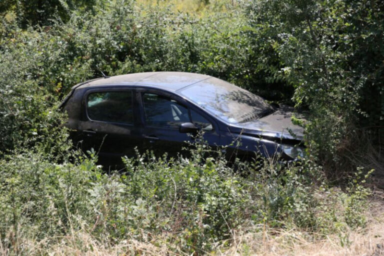Automobil nakon sudara sa autobusom završio u provaliji, povrijeđeno dijete