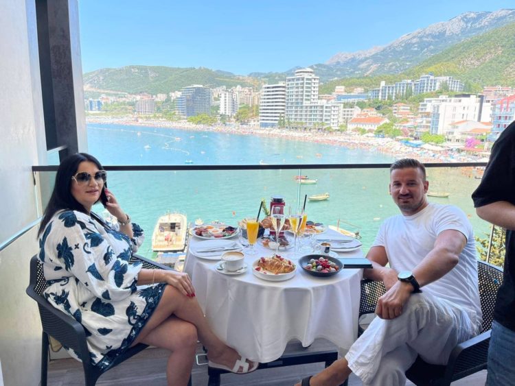 Jana poslala poruku iz Budve: Sve pršti od luksuza