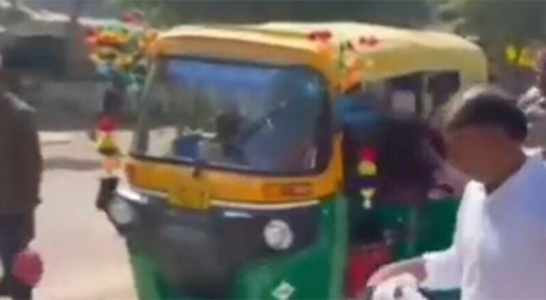 Policija zaustavila malo vozilo, u njemu bilo čak 27 osoba