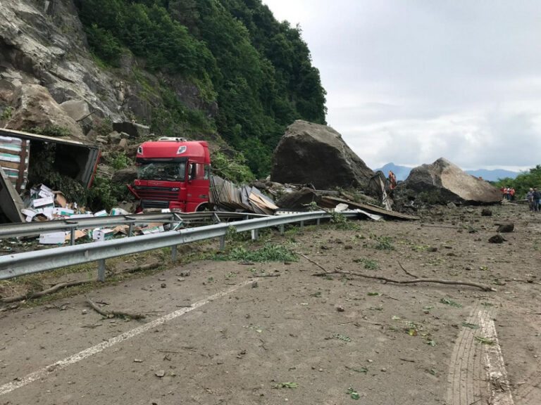 Užas: Stijene se obrušile na kamione na cesti, poginula jedna osoba