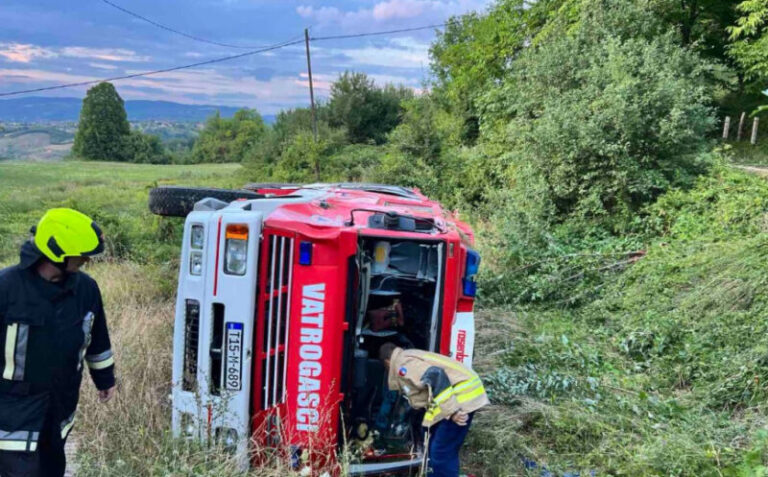I njima se to događa: Prevrnulo se vatrogasno vozilo