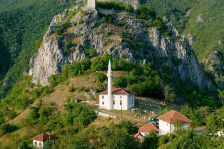 Džamija ispod drevne srpske tvrđave čuva jedan od najstarijih Kur’ana na Balkanu