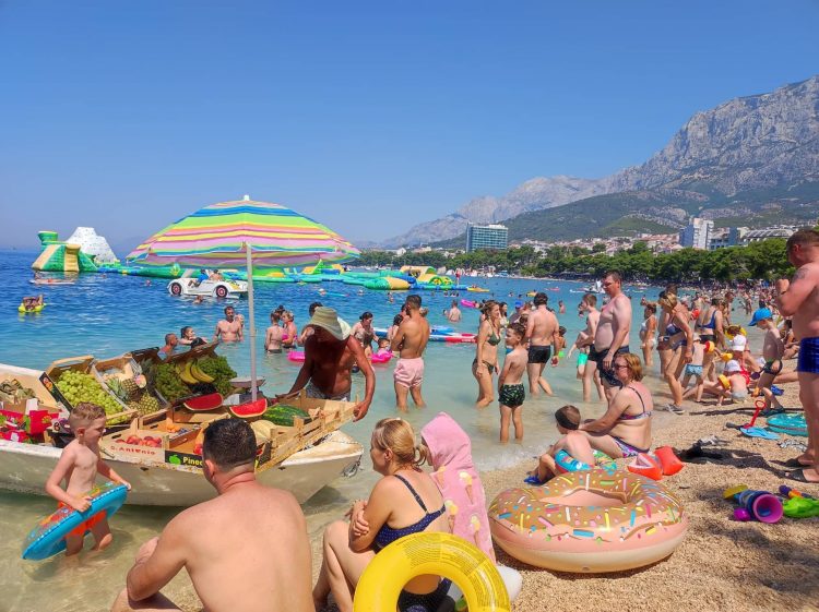 Na Makarskoj rivijeri više od 60.000 gostiju, rijetka su slobodna mjesta