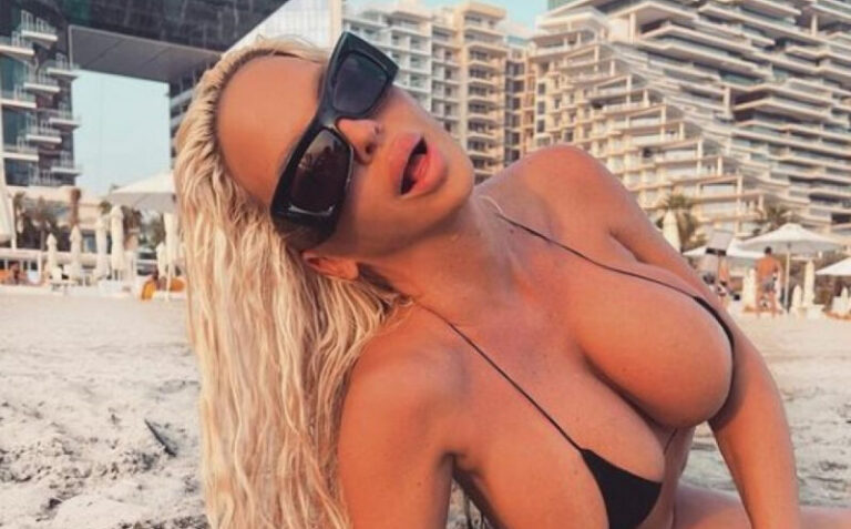 Karleuša pozirala s kćerkama pred ogledalom: Obučena u skupocjenu kombinaciju