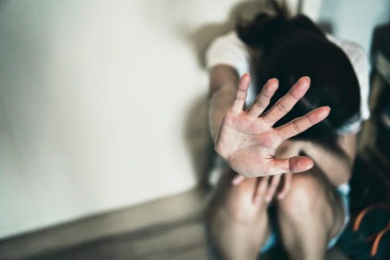 STRAVIČNI DETALJI SILOVANJA DJEVOJČICE: Pet muškaraca silovalo maloljetnicu