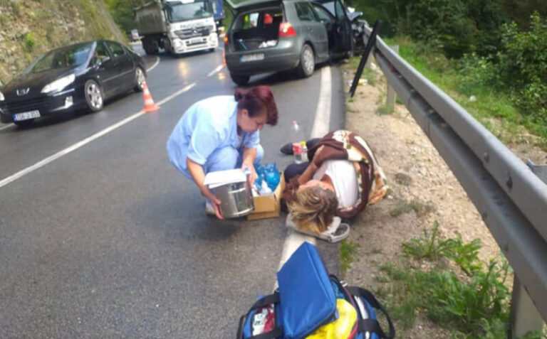 Teška saobraćajna nesreća u BiH: Pet osoba povrijeđeno, prevezene na ukazivanje medicinske pomoći