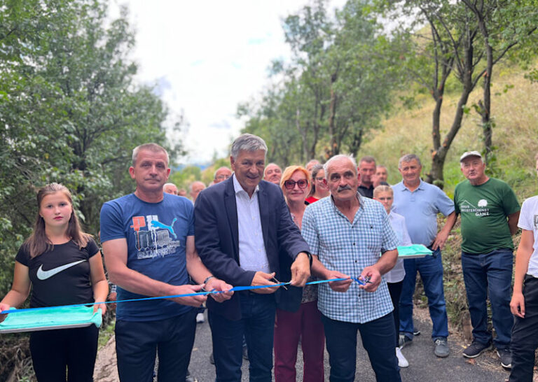 Gradina je na ovaj dan čekala 70 godina: Uspješno asfaltirano 820 metara puta