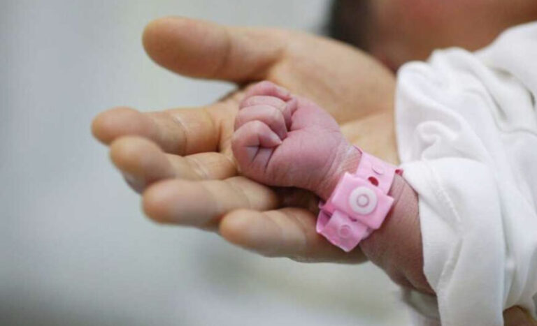 Vlada ZDK odlučila: Porodiljne naknade 1.000 KM, evo kada odluka stupa na snagu