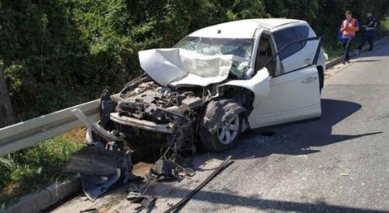 Autom podletio pod kamion