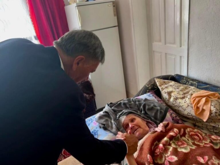 VELIKI ČOVJEK: Kasumović posjetio nanu Džemilu, zaplakala od sreće