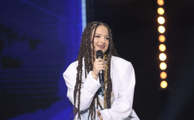 Pjevačicu Amnu Alajbegović iz publike gađali telefonima, a evo zbog čega