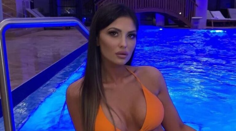 NIKAD VRELIJE IZDANJE ANE RADULOVIĆ: Zanosna voditeljica pozirala na plaži