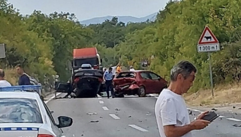 TEŠKA NESREĆA U BIH: Četiri osobe povrijeđene, automobil završio na krovu