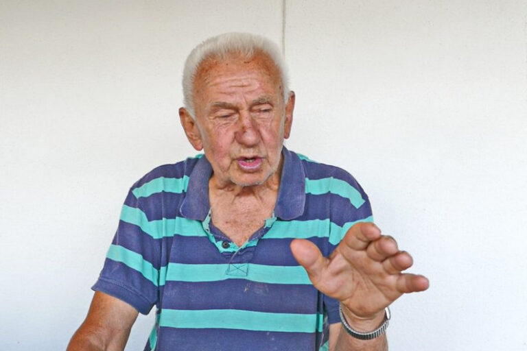 Husref ima 85 godina i 65 godina radnog staža, vozi motor i poručuje ne treba se nikada sekirati