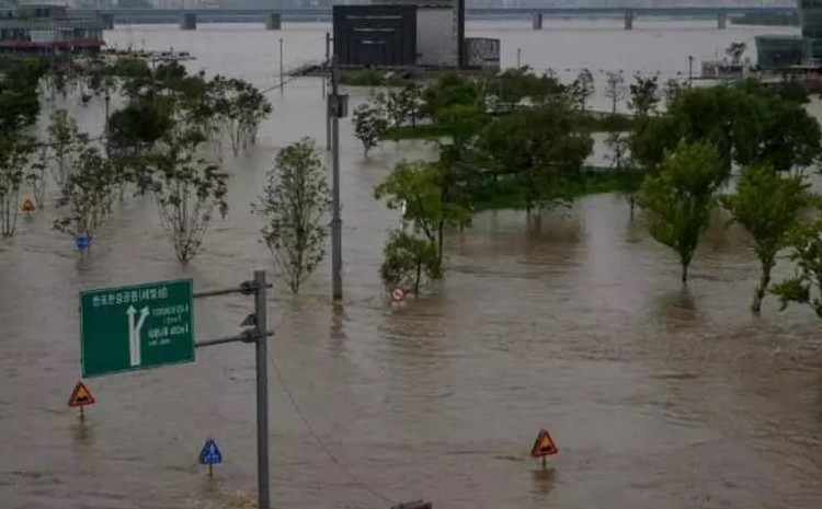 Četrnaest osoba smrtno stradalo u poplavama