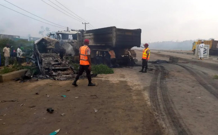 Sudarili se autobus i kamion: Poginulo 16 osoba