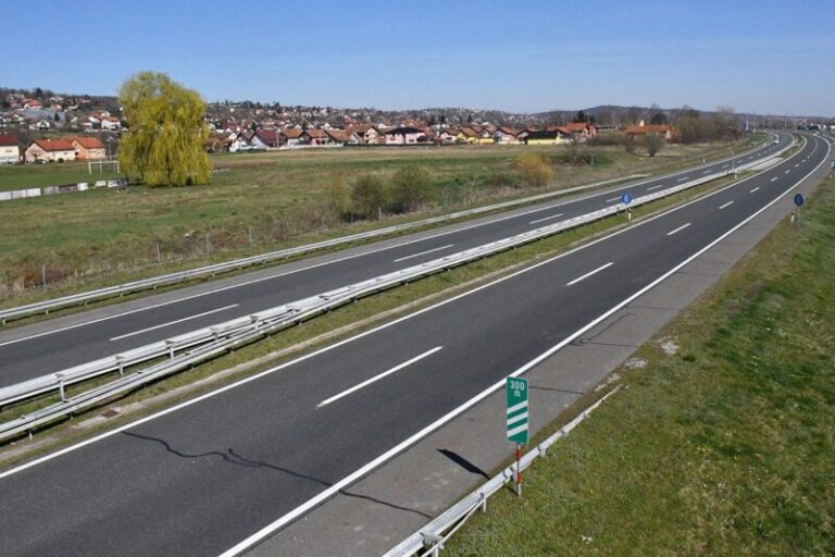 Vozač iz BiH udario u putokaz i ogradu pa pobjegao