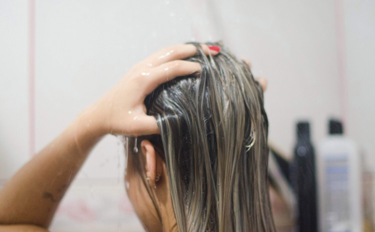 Znate li zašto je dobro staviti malo šećera u šampon prilikom pranja kose?