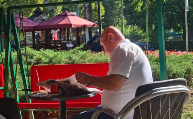 Neke navike ne prolaze: Kakva je jutarnja kafa bez mirisa novina? 