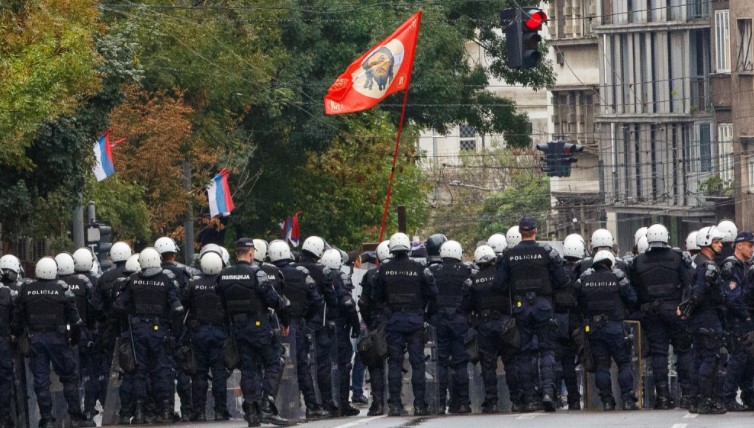 Haos u Beogradu: Čuju se topovski udari, litijaši se probili u povorku (VIDEO)