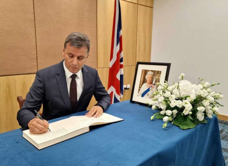 Novalić se upisao u Knjigu žalosti povodom smrti kraljice Elizabete