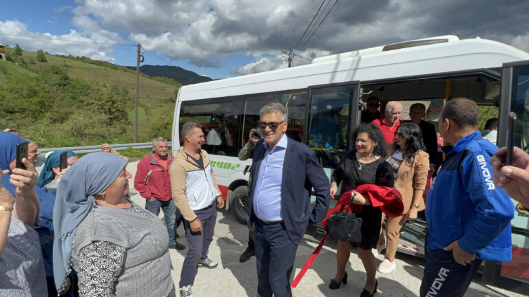 Kasumović se sibmolično provozao u autobusu: Mještani Varde po prvi put dočekali redovnu autobusku liniju 
