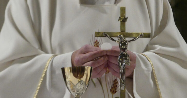 Sveštenik pisao udatoj ženi, muž našao poruke