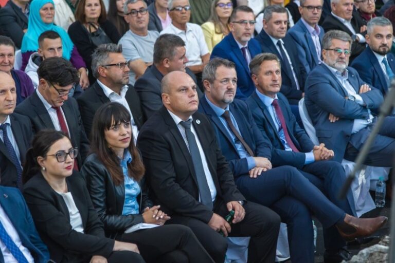 NES: Krali iz Merhameta, prodavali diplome, nudili posao za seks, a tvrde da nisu ni kahvu popili za uslugu