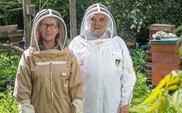 Dvorski pčelar u bizarnom ritualu saopštio kraljevskim pčelama da su dobile novog vladara