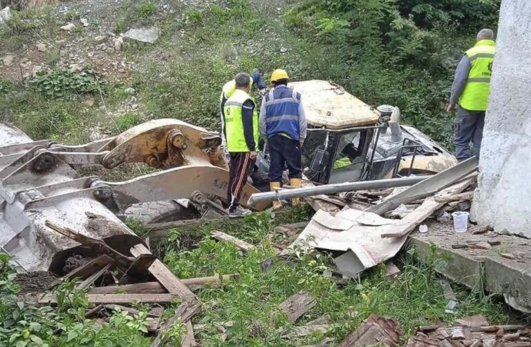 Nesreća na gradilištu Koridora 5C kod Zenice, bager sletio u provaliju