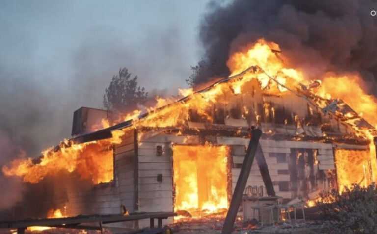 Zgrade izgorile u požaru: Dvoje mrtvih, hiljade ugroženih