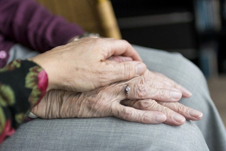 Djed (99) se razvodi od žene (96), otkrio tajnu koju je čuvala 60 godina