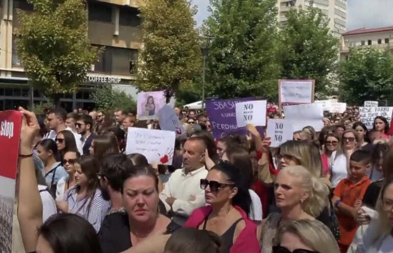 Protesti u Prištini zbog silovanja 11-godišnje djevojčice: Traže smrtnu kaznu za petoricu silovatelja