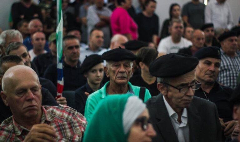Na tribini SDA-ovcima dijelili francuzice. Pogledajte kako je to izgledalo