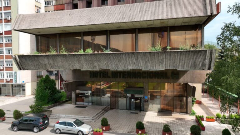 Kao da je vrijeme stalo: Hotel Internacional u srcu Zenice čuvaju bivši radnici (VIDEO)