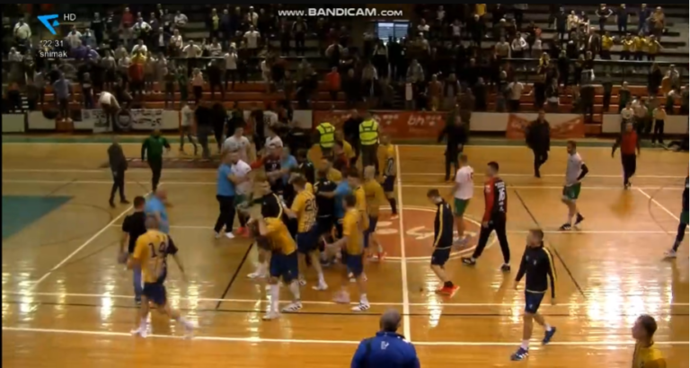 Haos u Visokom: Rukometaši i navijači Bosne nasrnuli na igrače Gračanice (VIDEO)