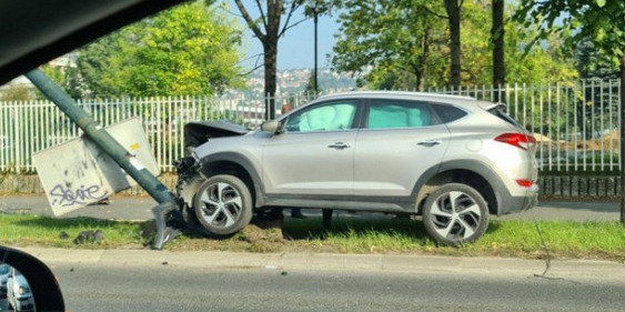 Teška saobraćajna nesreća: Vozač džipa povrijeđen nakon što je izgubio kontrolu nad vozilom i udario u metalni stub