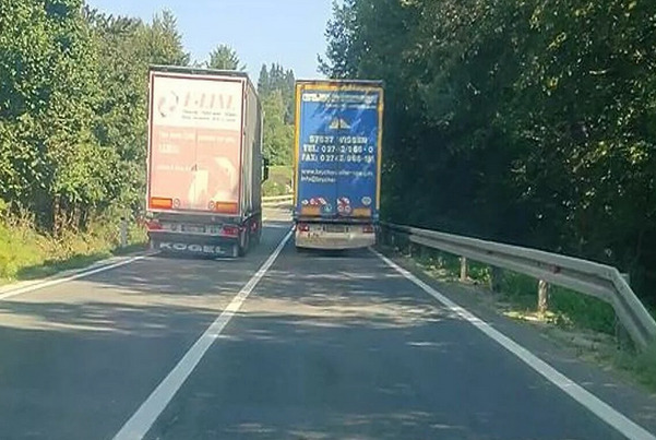 Teško kršenje propisa na putu u BiH: Šleperom preticao drugi kamion na punoj liniji