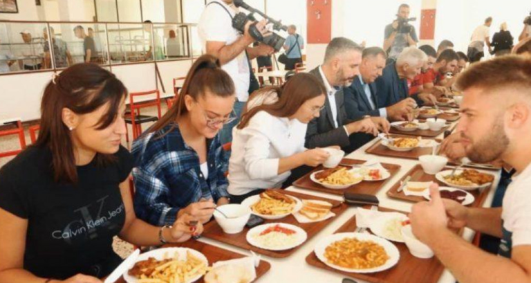 Dodik na ručku sa studentima u menzi, počastio kuharice: Malo je država koje su za studente obezbijedile takav standard