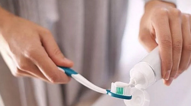 Prirodna pasta za zube: Potrebna su vam ova četiri sastojka